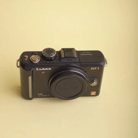 Panasonic Lumix GF1 + cargador + batería + caja original (685 disparos) (Usado)