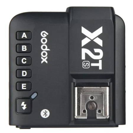 El Godox X2T-S es un transmisor avanzado diseñado para cámaras Sony, con funciones TTL y HSS para un control preciso y sincronización de alta velocidad. Gracias a su conectividad Bluetooth, puedes ajustar los parámetros del flash directamente desde tu teléfono móvil usando la app de Godox, lo que te proporciona mayor versatilidad y comodidad durante tus sesiones fotográficas.