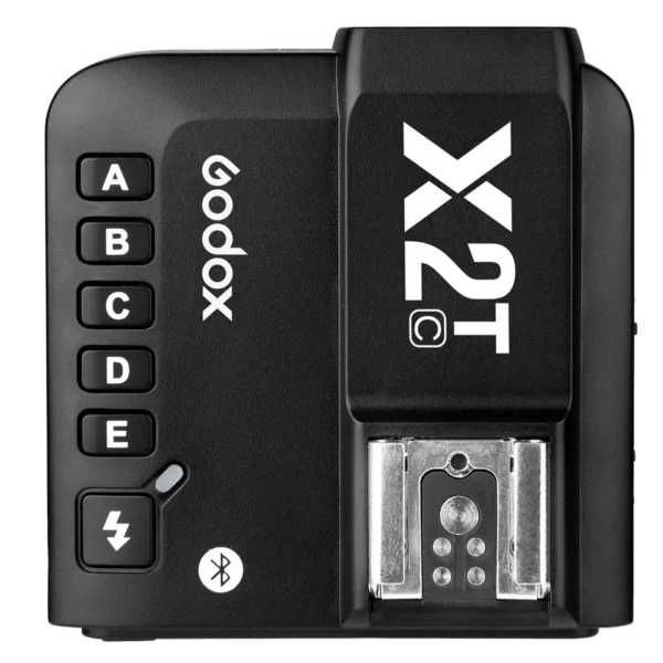 El Godox X2T-C es un transmisor avanzado compatible con cámaras Canon, que te permite controlar tus flashes de manera inalámbrica. Con tecnología TTL y HSS, ofrece una exposición precisa y sincronización de alta velocidad. Además, cuenta con conectividad Bluetooth para controlar los ajustes desde tu teléfono a través de la aplicación móvil, brindándote mayor comodidad y flexibilidad en tus sesiones fotográficas.